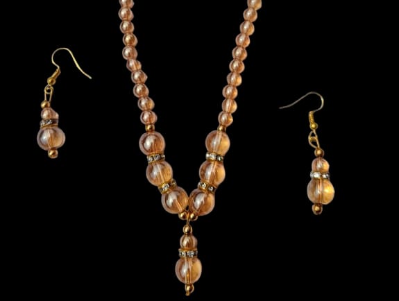 Golden pearl necklace and matching pearl drop earrings with gold hooks - M10