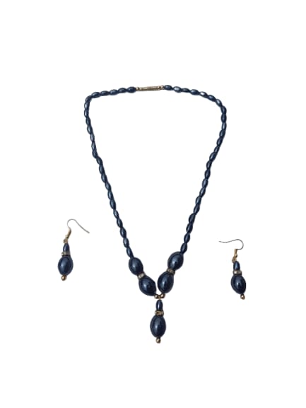 Black pearl necklace and matching pearl drop earrings with gold hooks - M12