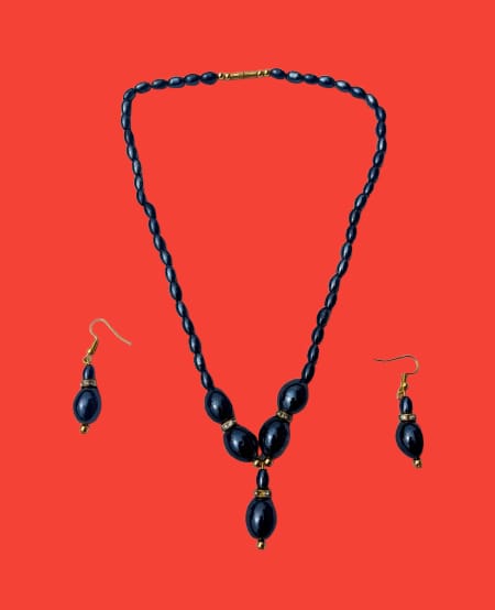 Black pearl necklace and matching pearl drop earrings with gold hooks - M12