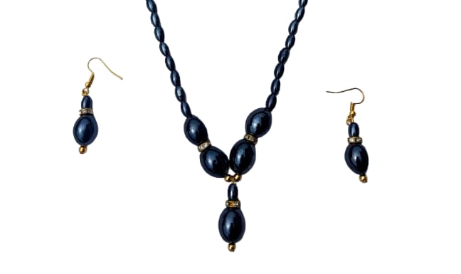Black pearl necklace and matching pearl drop earrings with gold hooks - M12